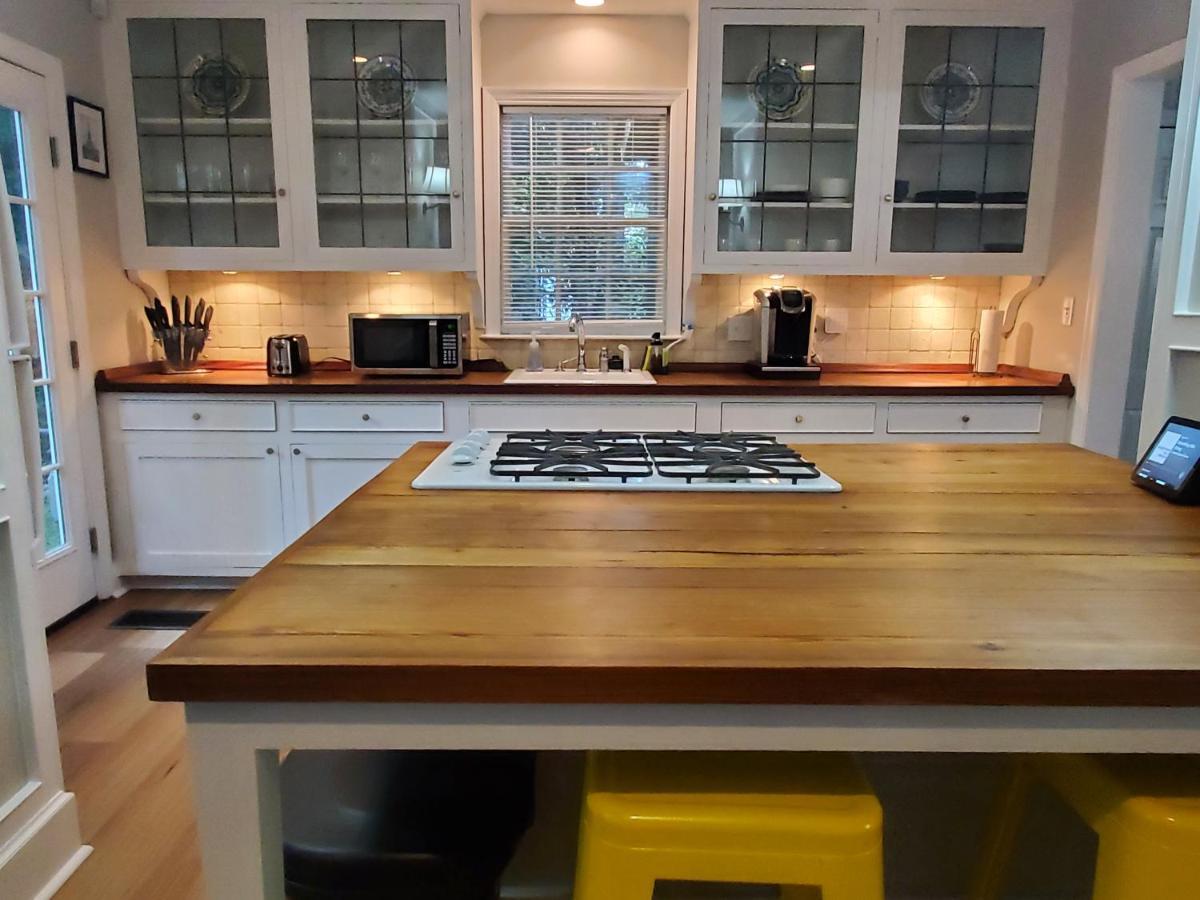 Cheerful 2 Bedroom Near Colleges, Downtown, Attractions